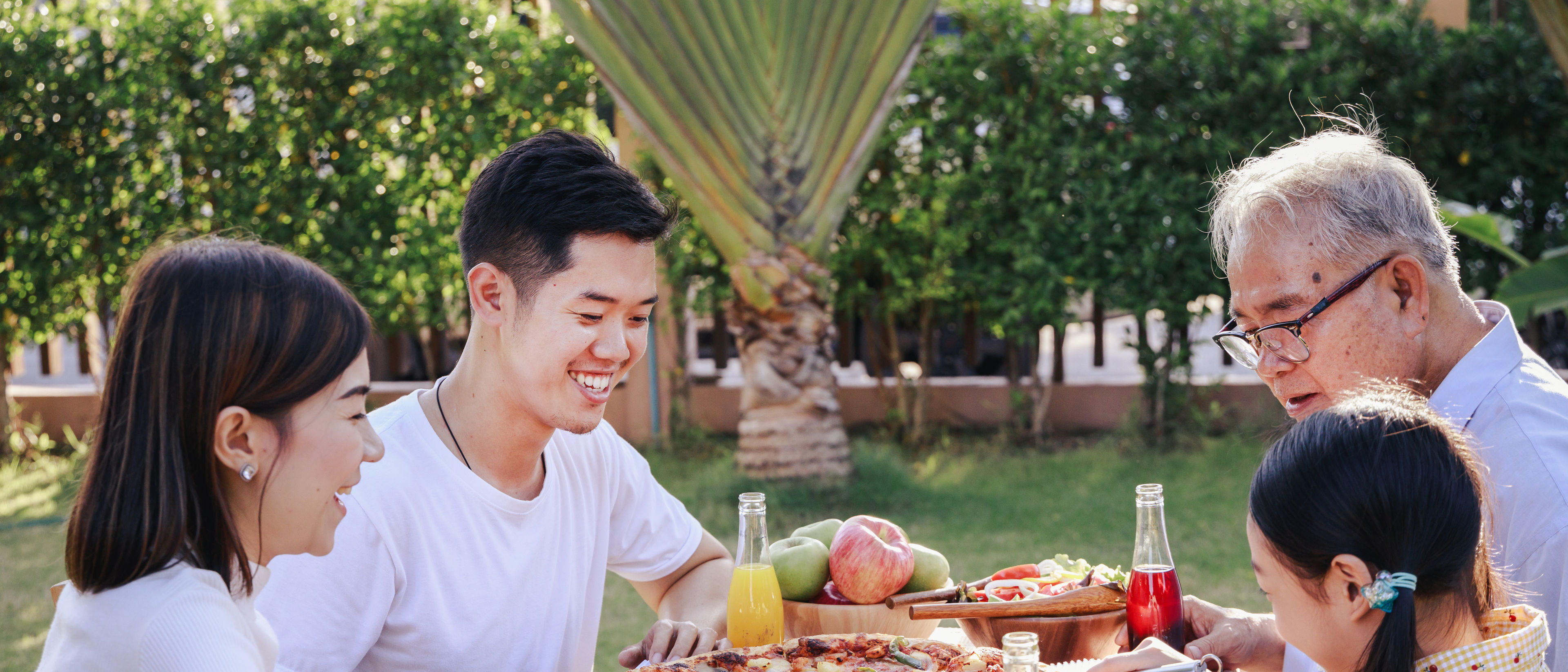 Isang pamilya na nagbabahagi ng kanilang paboritong pagkain sa pizza