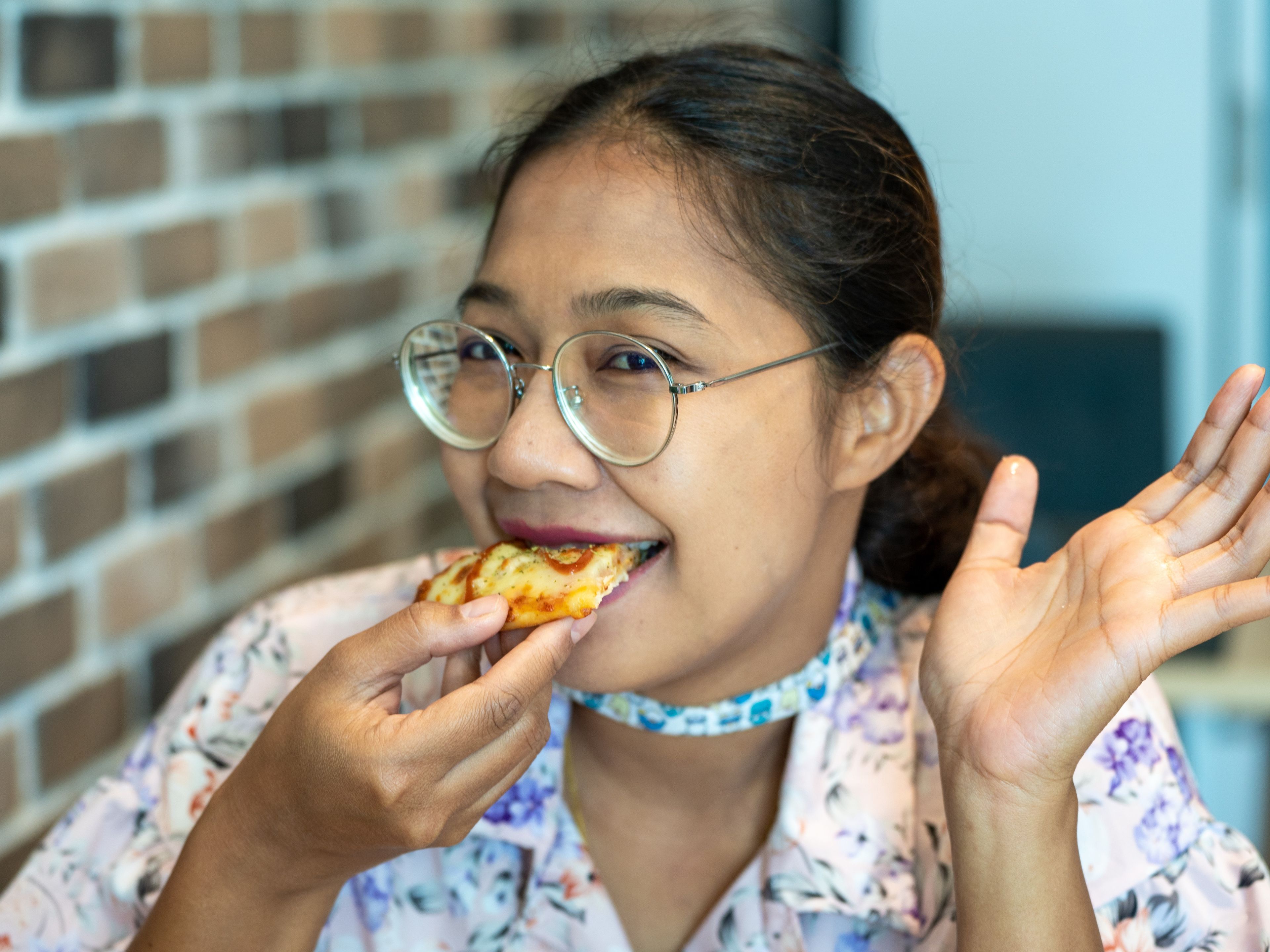 A woman eating pizza