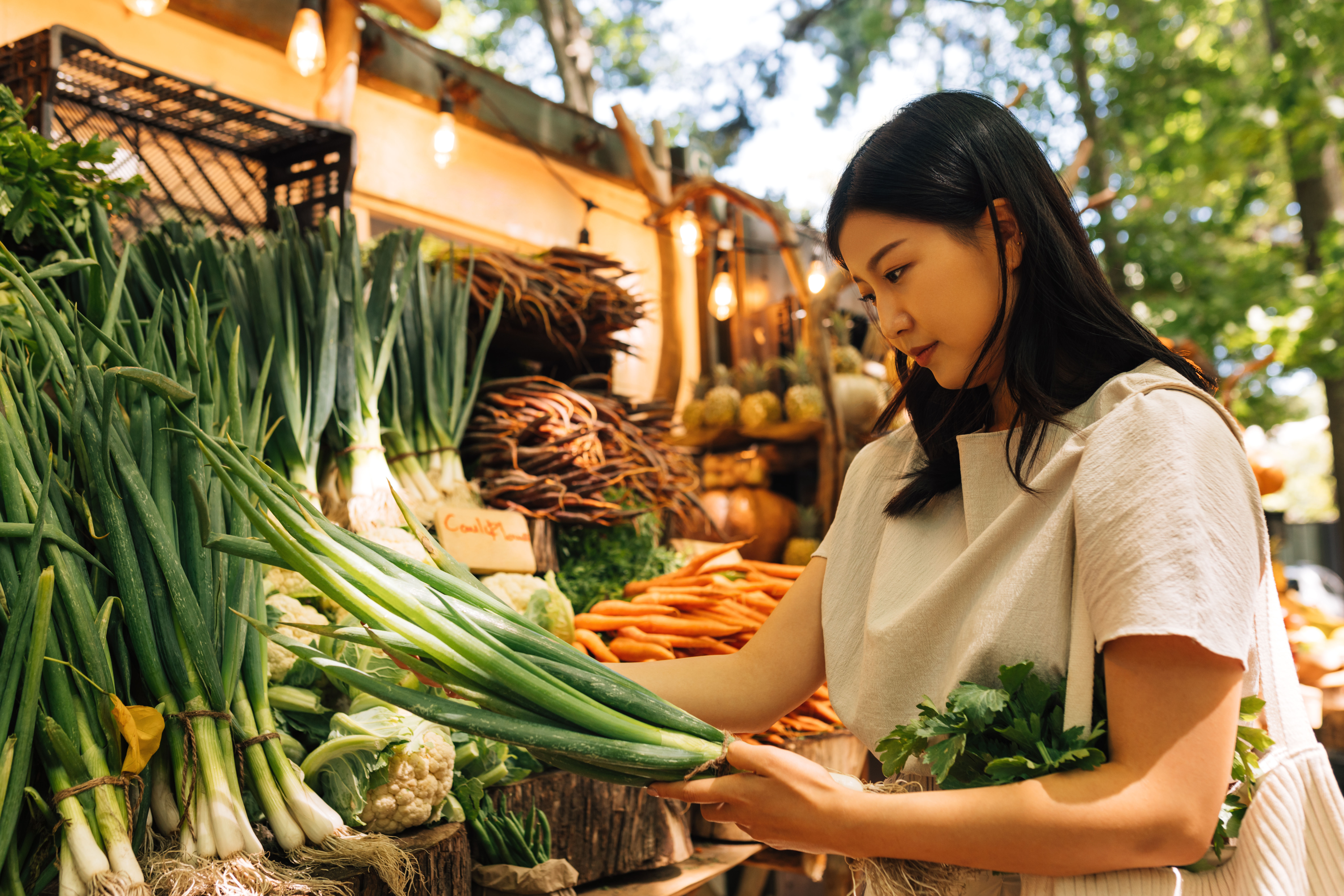 Isang babae na may hawak na ilang veggies