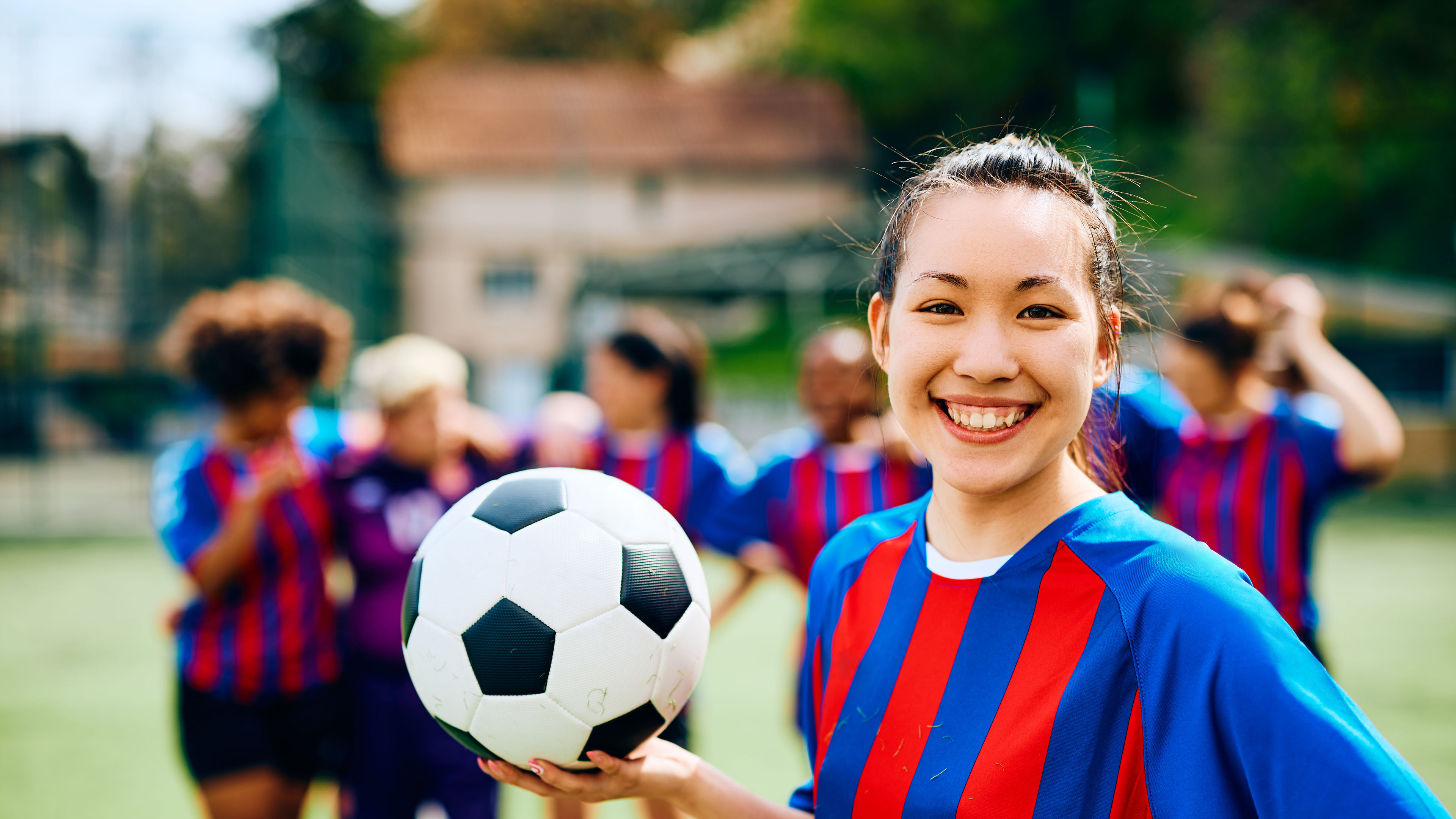 Masayang babaeng soccer