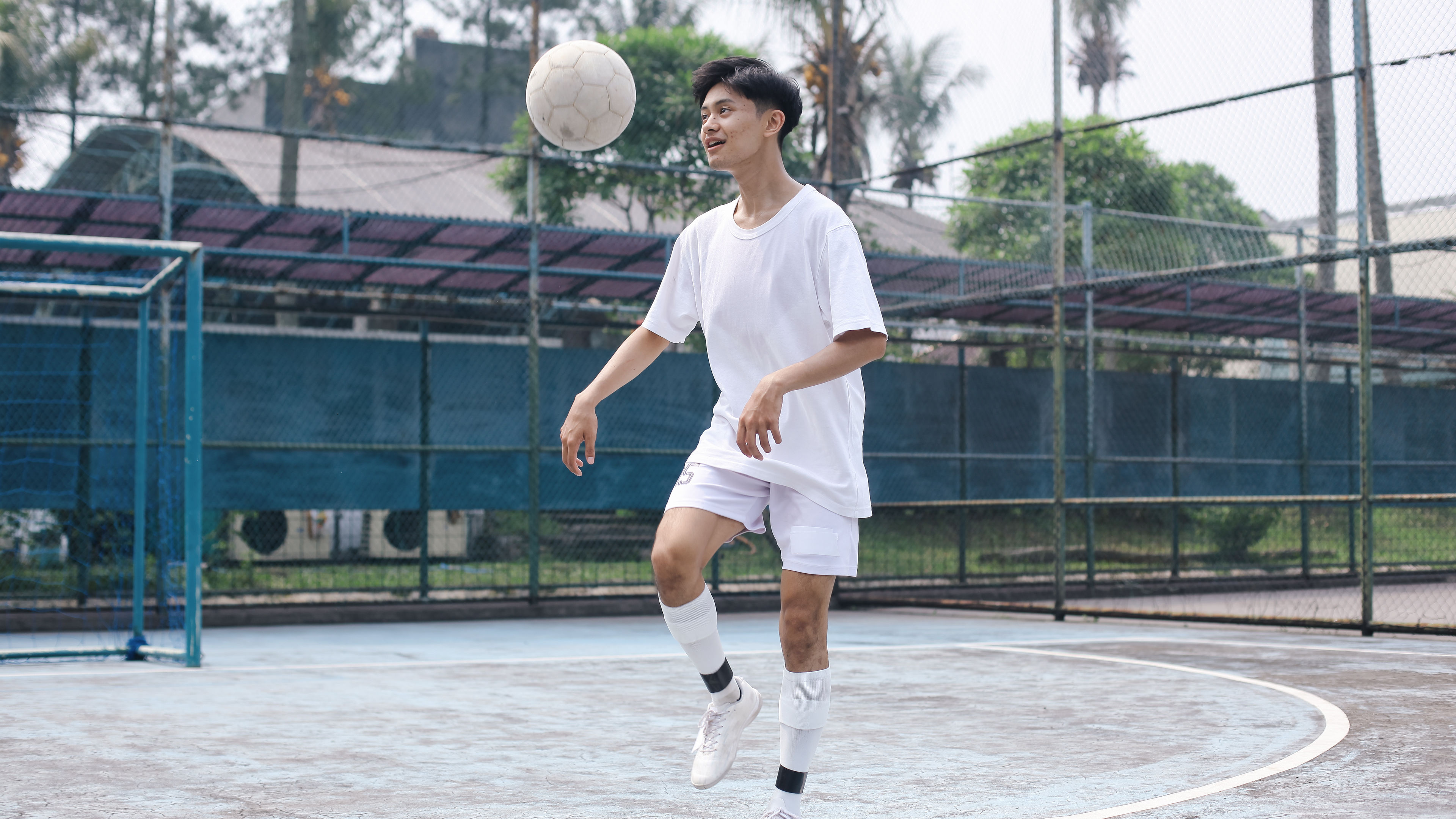 Man juggling bola