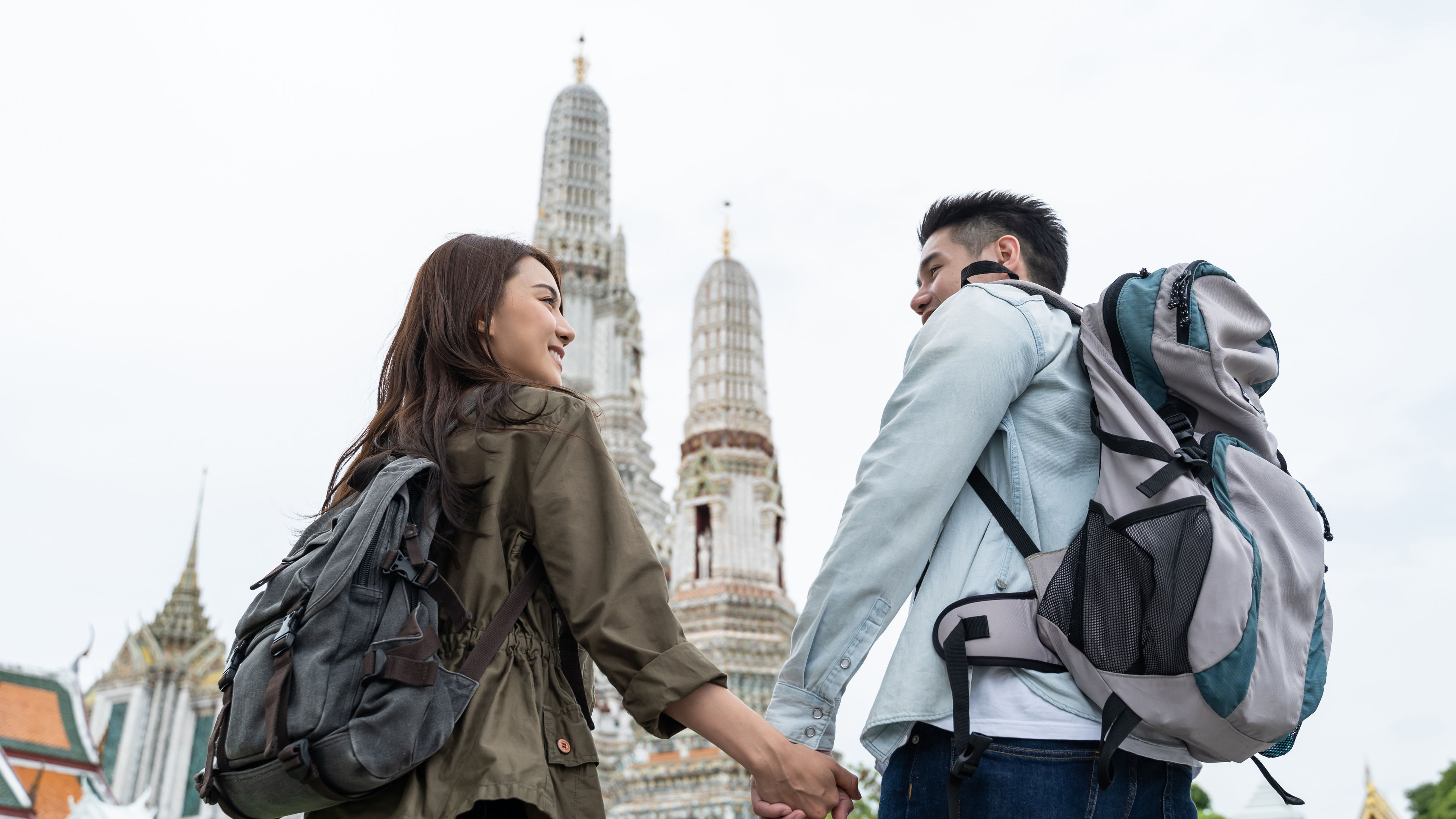 Asian couples are enjoying city tour