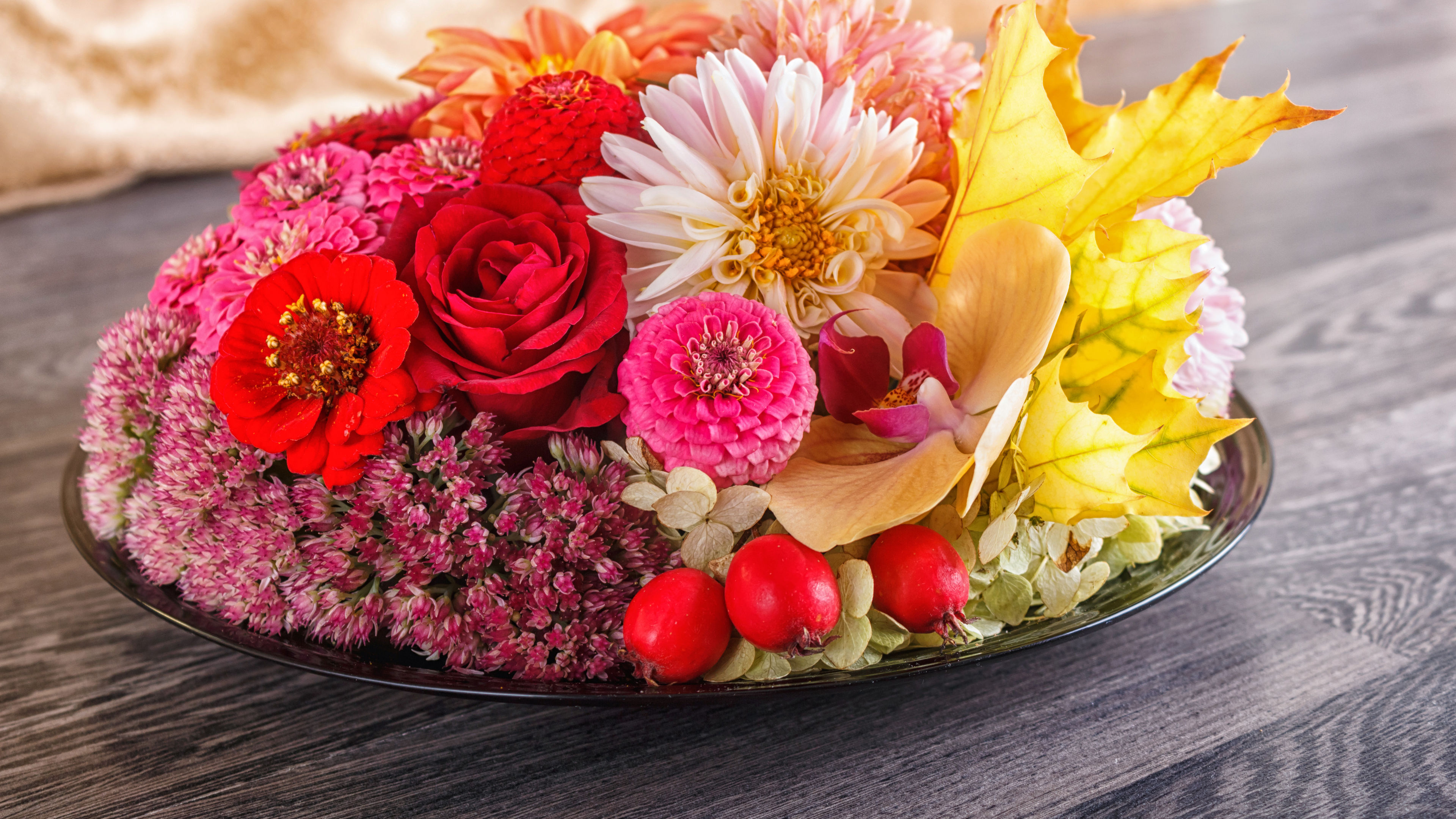 Floral arrangement on a plate 