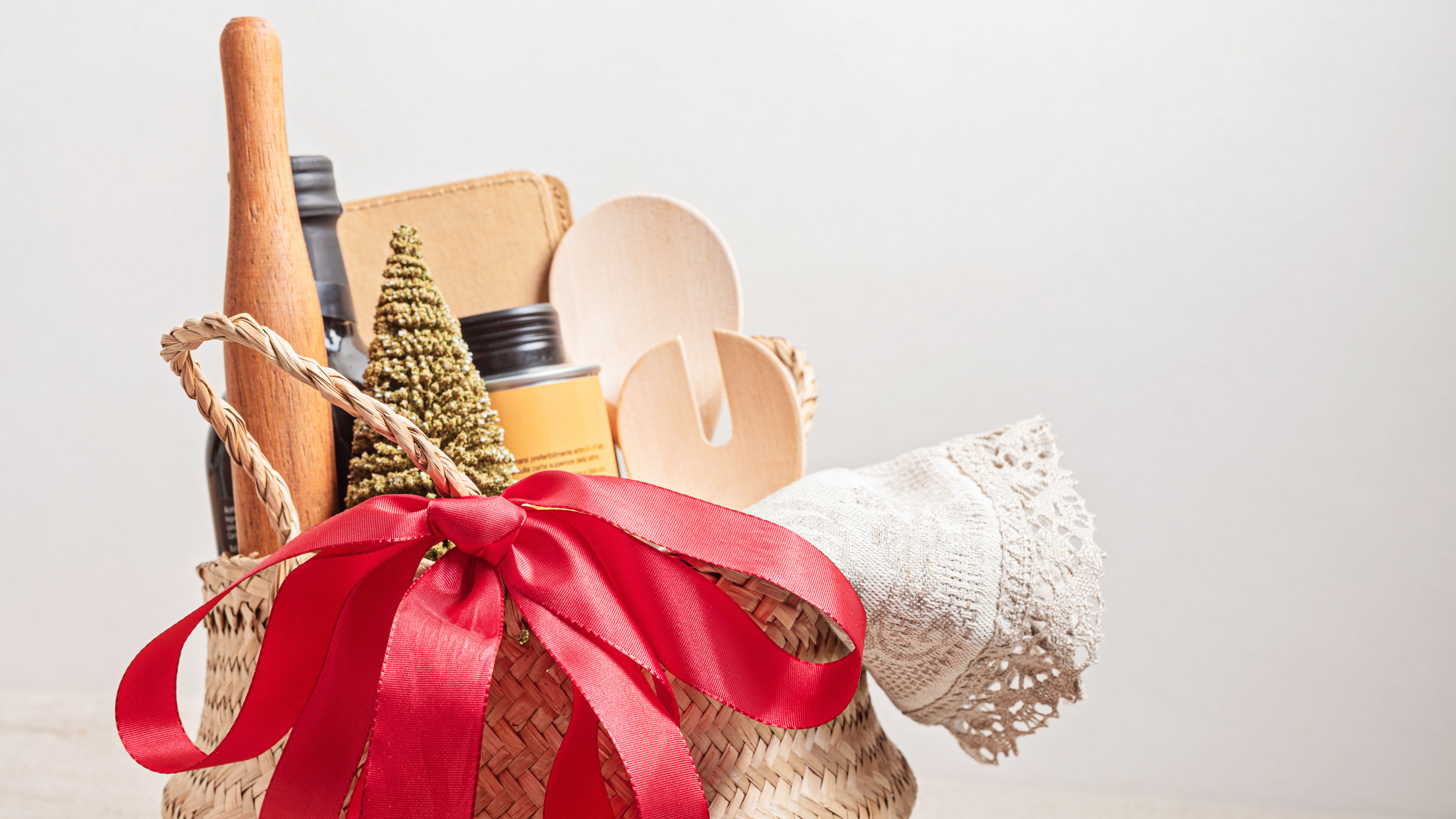Refined Christmas gift basket for culinary enthusiats 