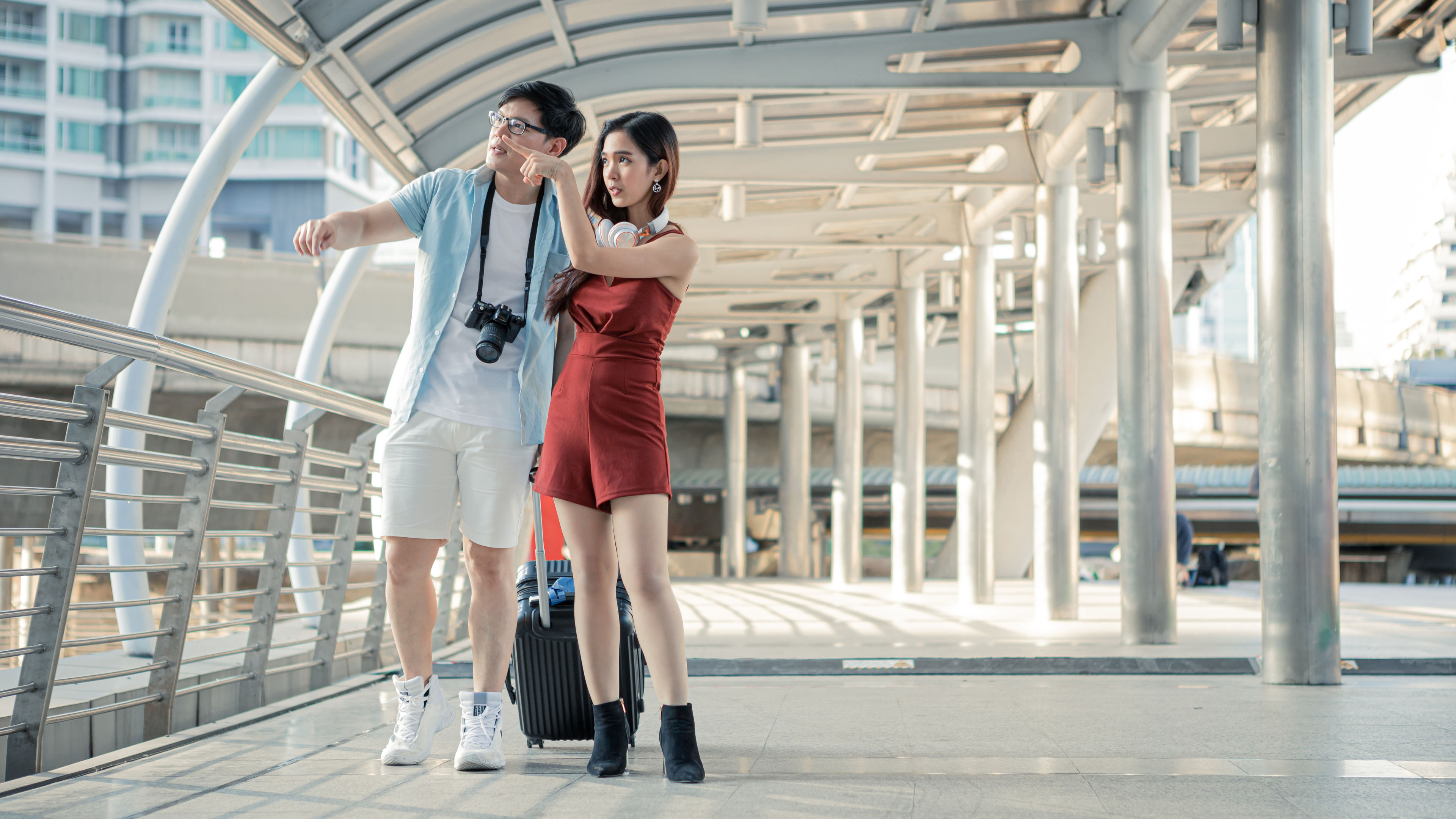 Young couple with dragging a suitcase