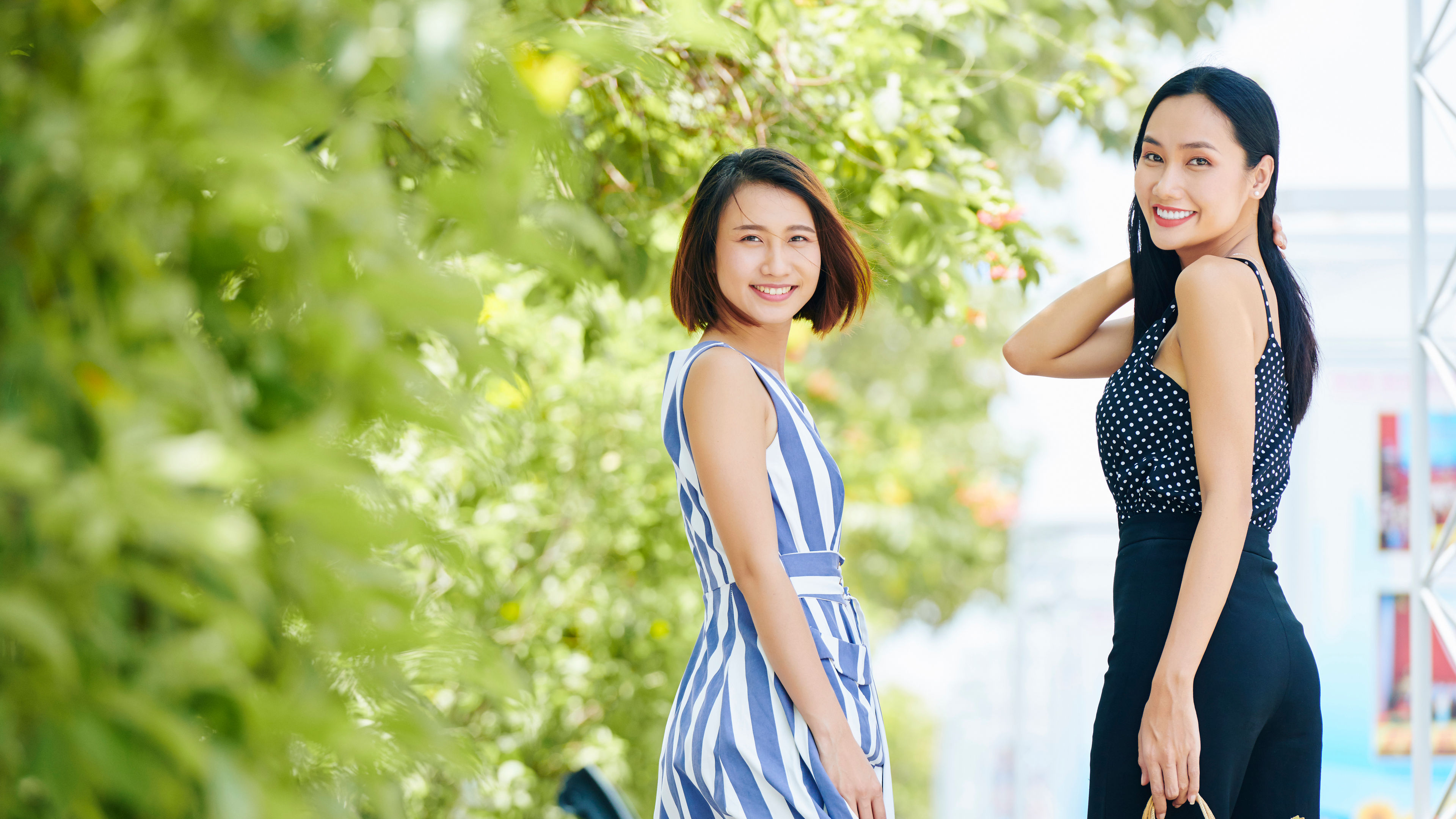 Potret dua Wanita Asia