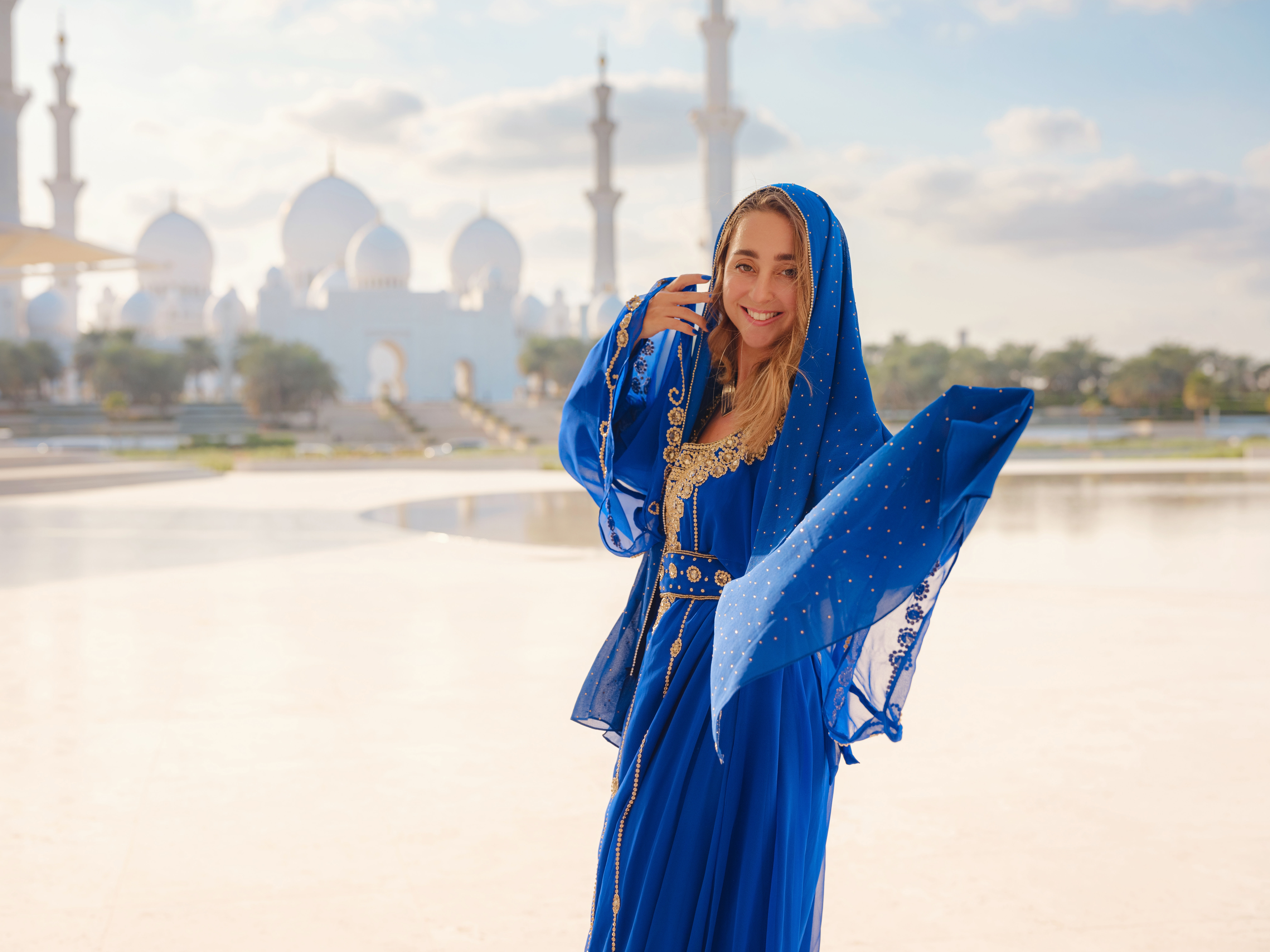 امرأة ترتدي القفطان الأزرق