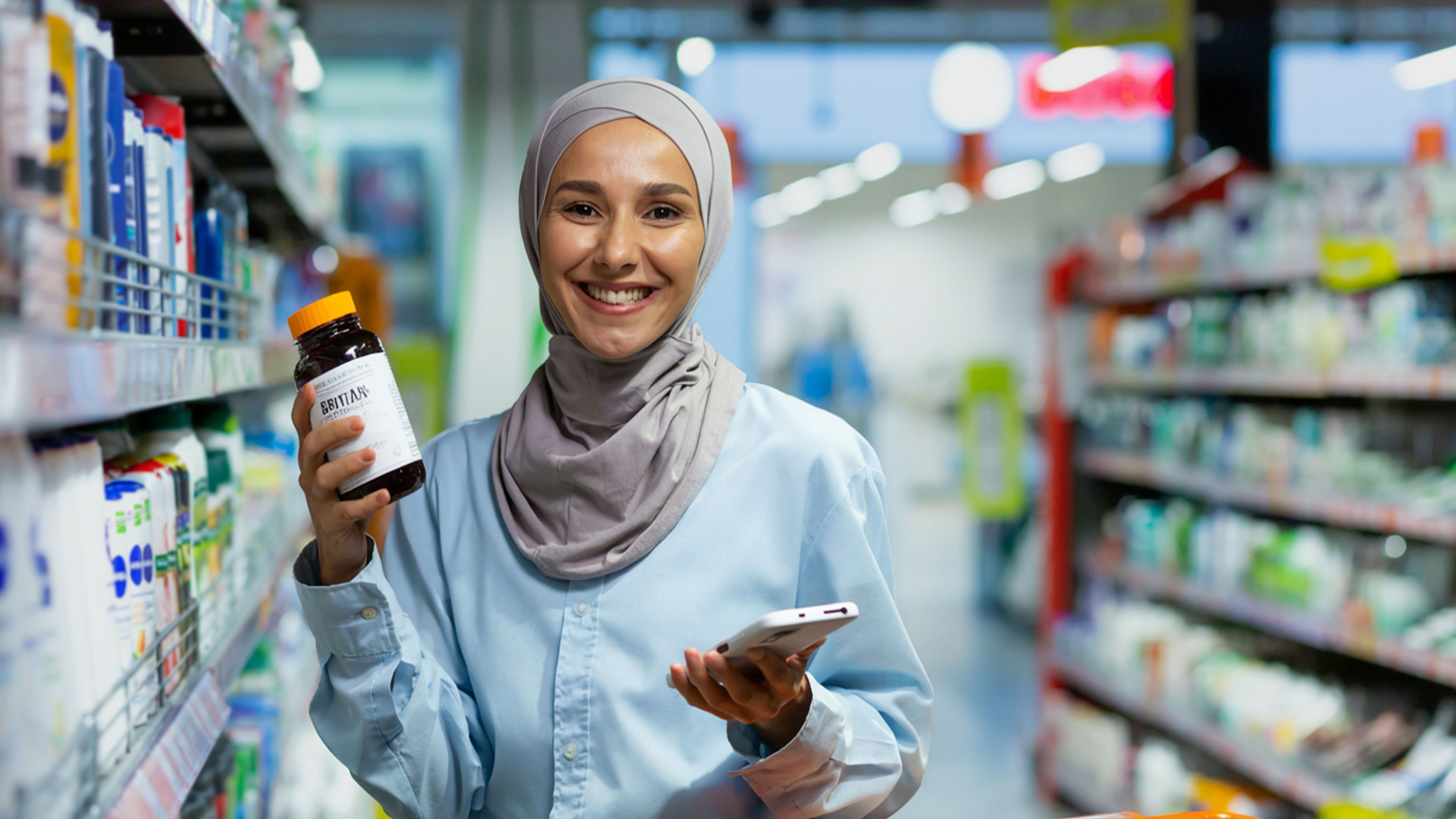 شابة عربية ترتدي الحجاب تقف في سوبر ماركت.